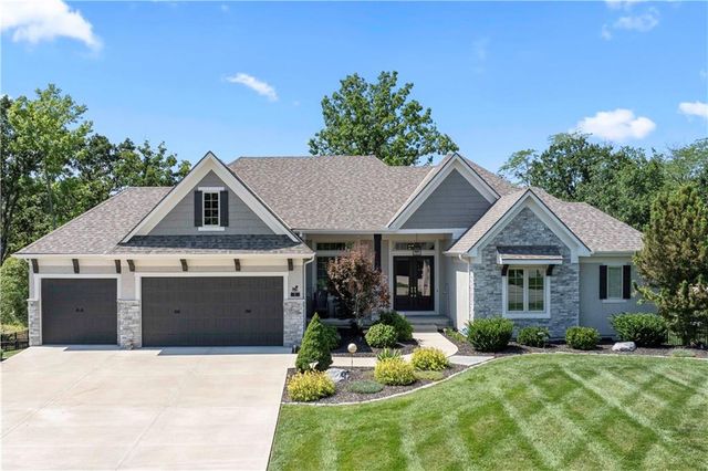 7 Dakota Circle, Lake Winnebago, MO 64034