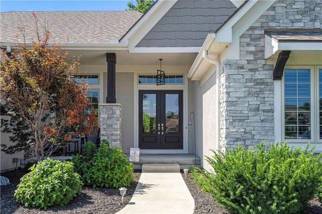 7 Dakota Circle, Lake Winnebago, MO 64034
