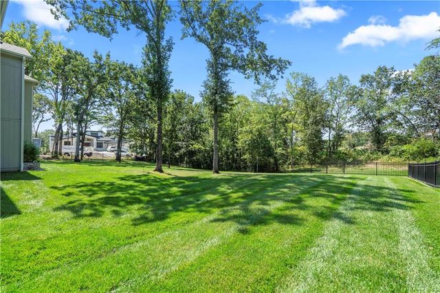 7 Dakota Circle, Lake Winnebago, MO 64034