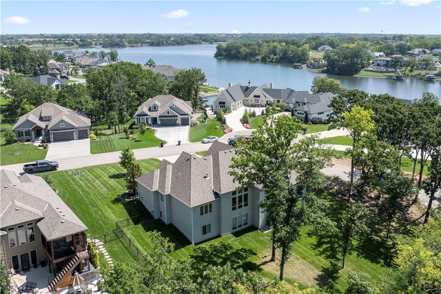 7 Dakota Circle, Lake Winnebago, MO 64034