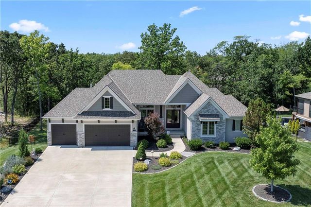 7 Dakota Circle, Lake Winnebago, MO 64034