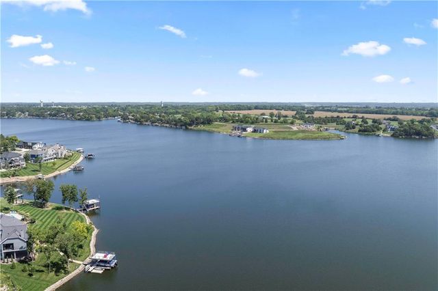 7 Dakota Circle, Lake Winnebago, MO 64034
