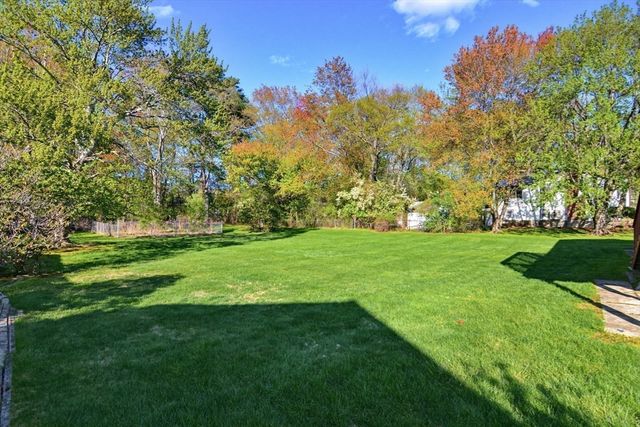 37 Cresthaven Drive, Burlington, MA 01803