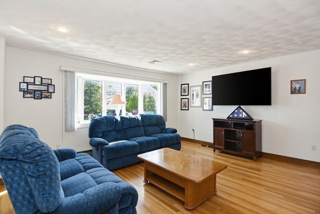 37 Cresthaven Drive, Burlington, MA 01803