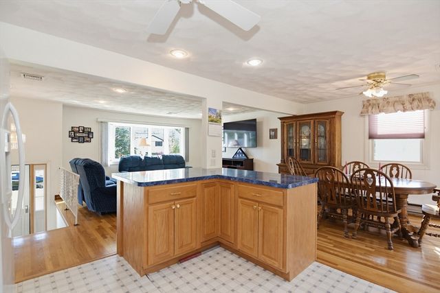 37 Cresthaven Drive, Burlington, MA 01803