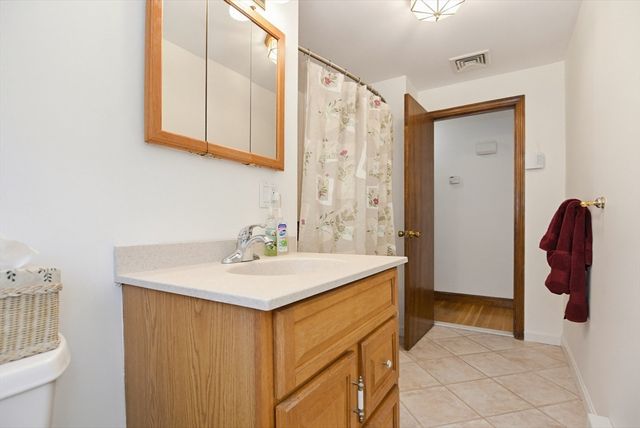 37 Cresthaven Drive, Burlington, MA 01803
