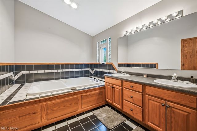 9945 Ginger Hill Road, New Middletown, OH 44442