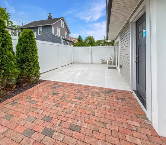 21 Prime Avenue 1, Huntington, NY 11743