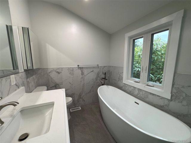 21 Prime Avenue 1, Huntington, NY 11743