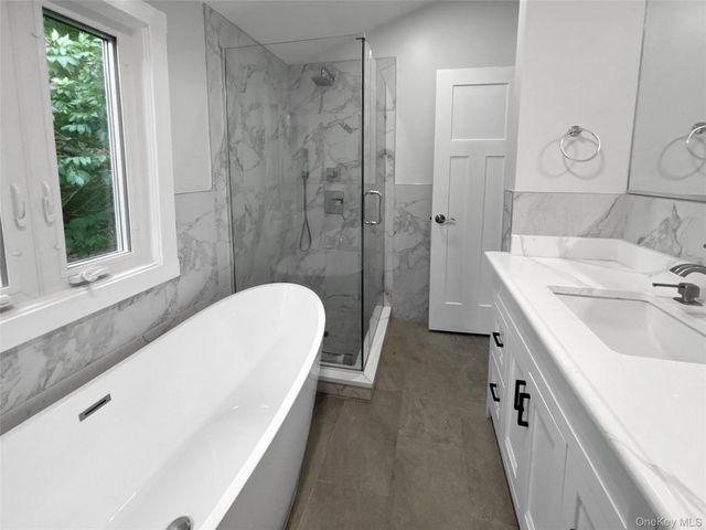 21 Prime Avenue 1, Huntington, NY 11743