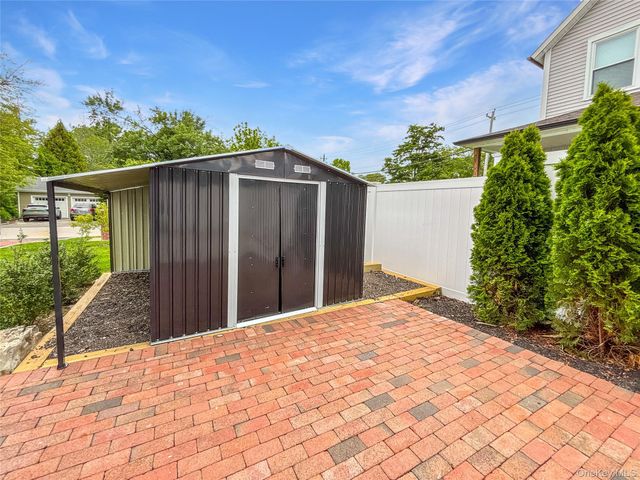 21 Prime Avenue 1, Huntington, NY 11743