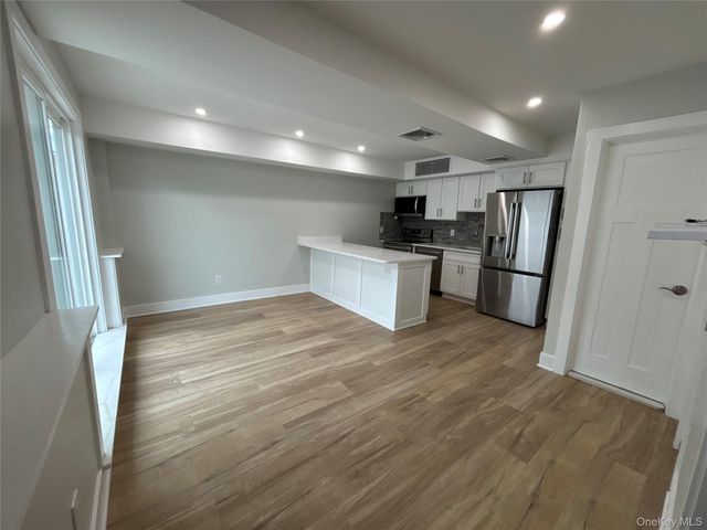 21 Prime Avenue 1, Huntington, NY 11743