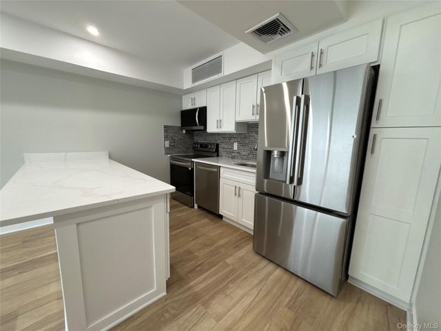 21 Prime Avenue 1, Huntington, NY 11743