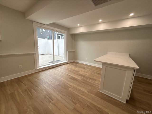 21 Prime Avenue 1, Huntington, NY 11743