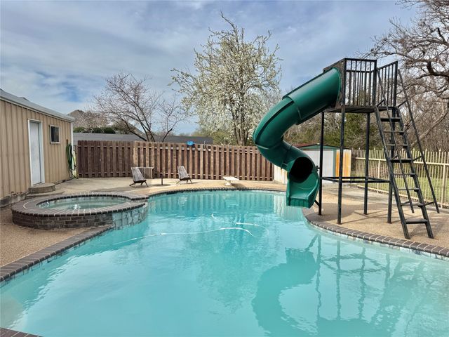 231 Hickory Street, Lindsay, TX 76250