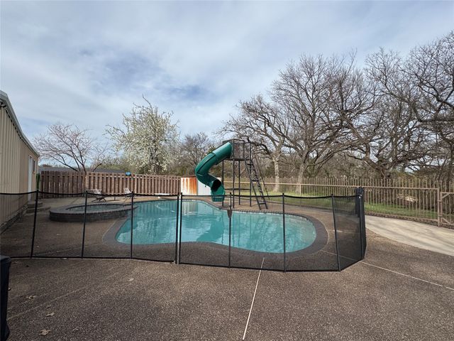 231 Hickory Street, Lindsay, TX 76250