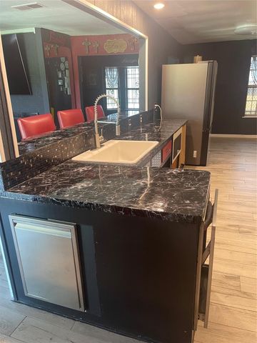 5001 Texas Ave, La Marque, TX 77568