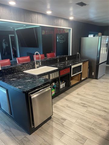 5001 Texas Ave, La Marque, TX 77568