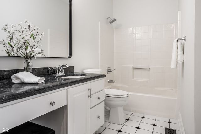 9889 Summerlakes Drive, Carmel, IN 46032