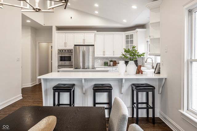 9889 Summerlakes Drive, Carmel, IN 46032