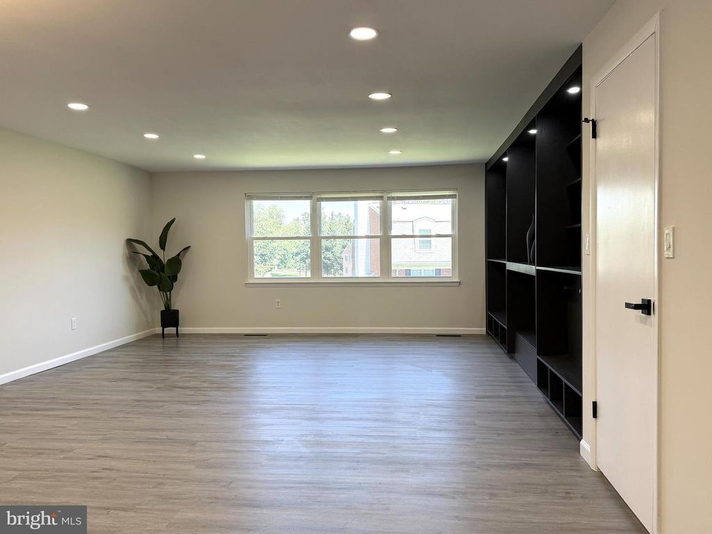 Image 5 of property listing at 20 BARONESS CT, Owings Mills, MD 21117