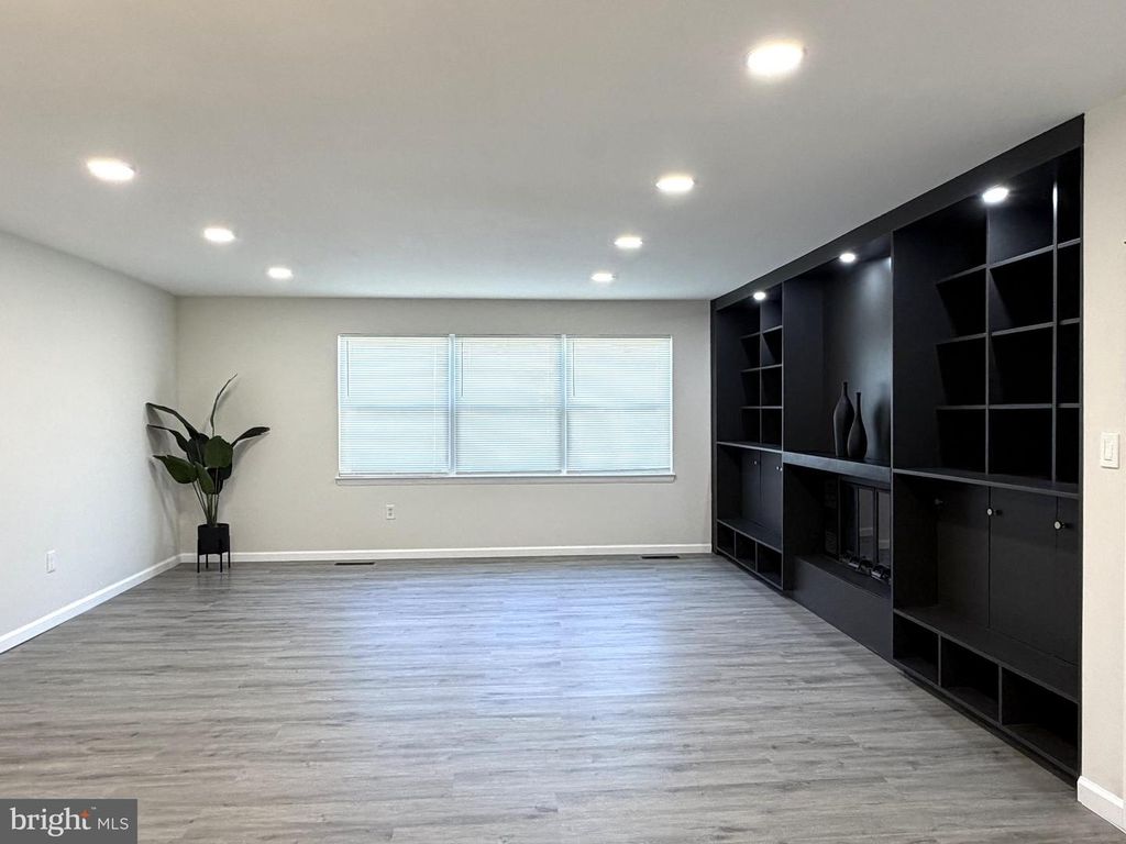Image 6 of property listing at 20 BARONESS CT, Owings Mills, MD 21117