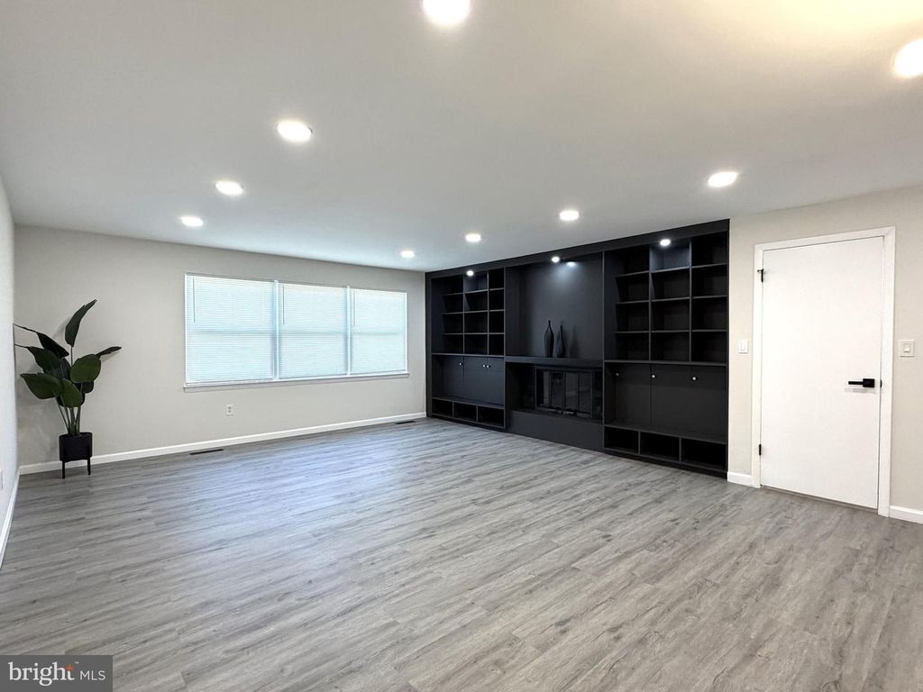 Image 9 of property listing at 20 BARONESS CT, Owings Mills, MD 21117