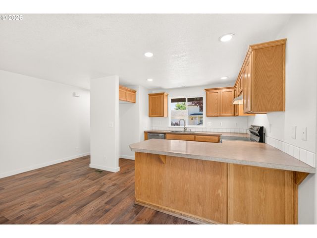 420 E WASHINGTON St, Carlton, OR 97111