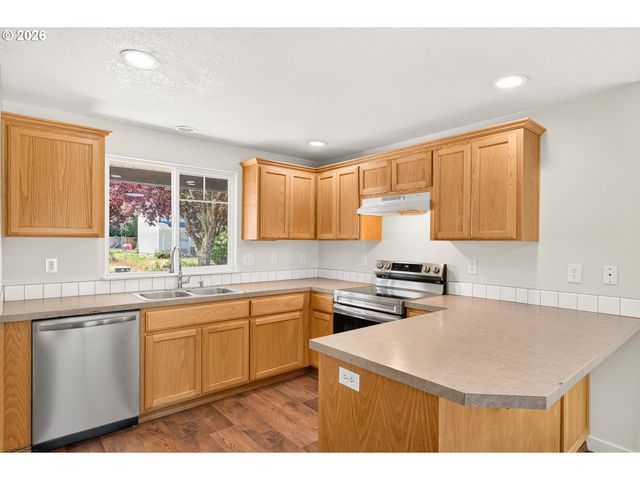 420 E WASHINGTON St, Carlton, OR 97111
