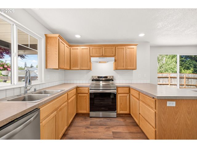 420 E WASHINGTON St, Carlton, OR 97111