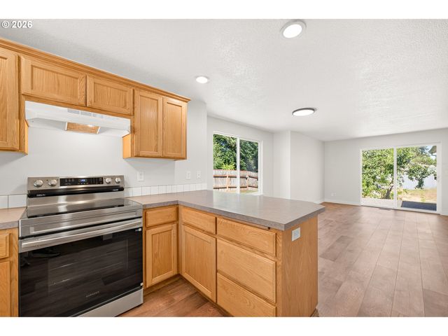 420 E WASHINGTON St, Carlton, OR 97111
