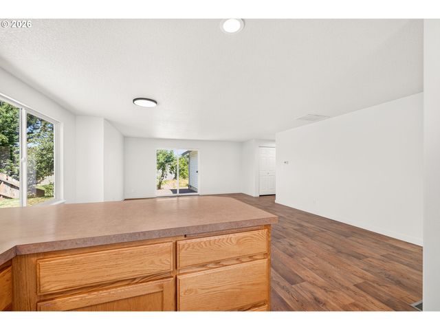 420 E WASHINGTON St, Carlton, OR 97111