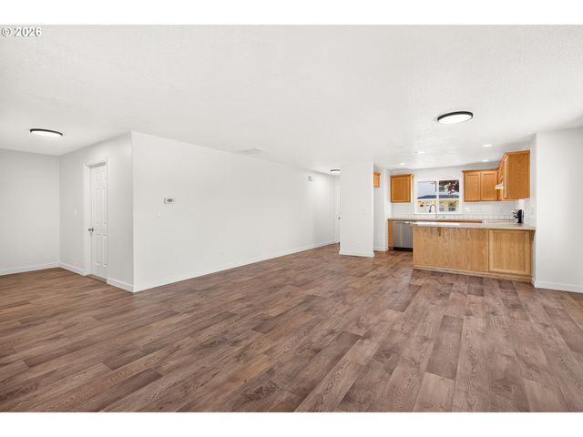 420 E WASHINGTON St, Carlton, OR 97111