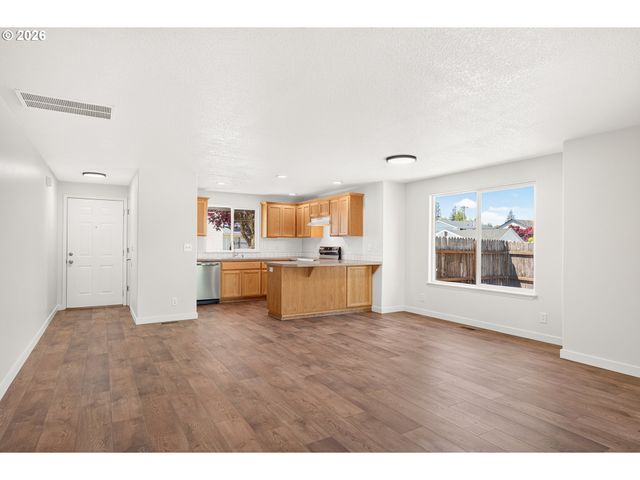420 E WASHINGTON St, Carlton, OR 97111