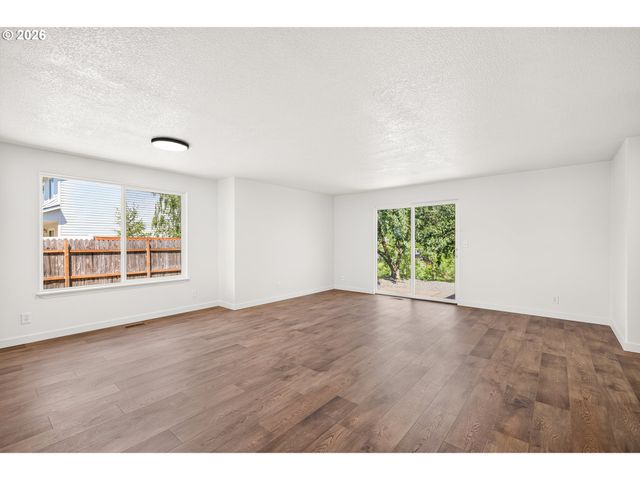 420 E WASHINGTON St, Carlton, OR 97111
