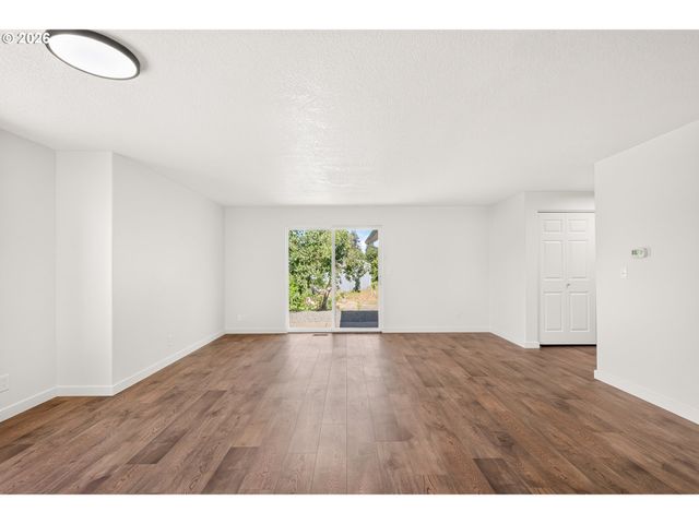 420 E WASHINGTON St, Carlton, OR 97111