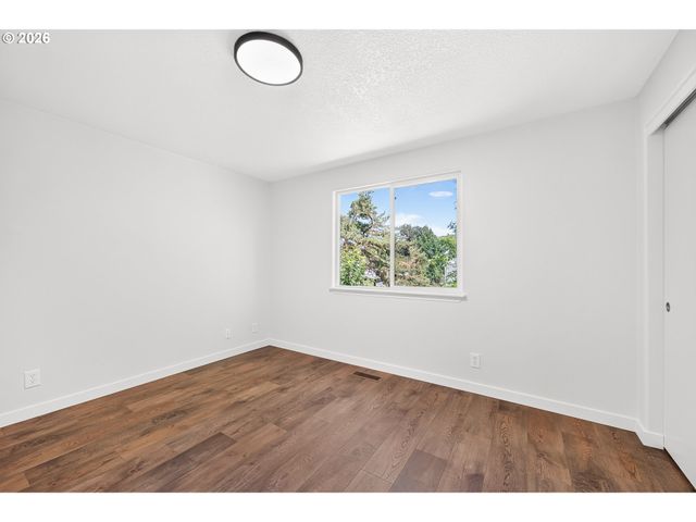 420 E WASHINGTON St, Carlton, OR 97111