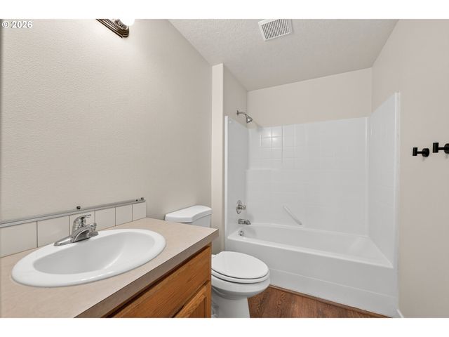 420 E WASHINGTON St, Carlton, OR 97111