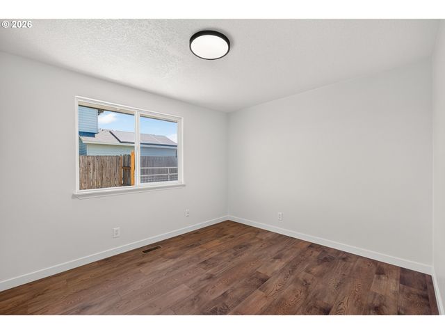 420 E WASHINGTON St, Carlton, OR 97111