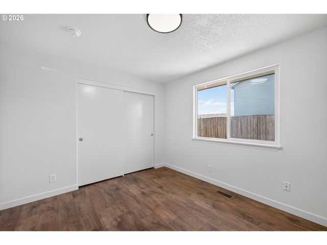420 E WASHINGTON St, Carlton, OR 97111