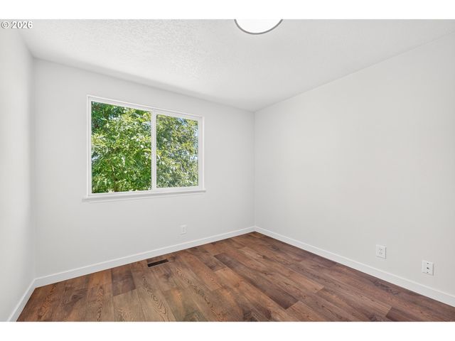 420 E WASHINGTON St, Carlton, OR 97111