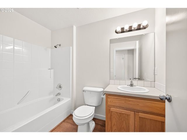 420 E WASHINGTON St, Carlton, OR 97111