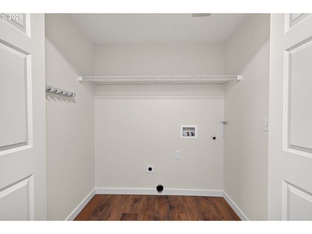 420 E WASHINGTON St, Carlton, OR 97111