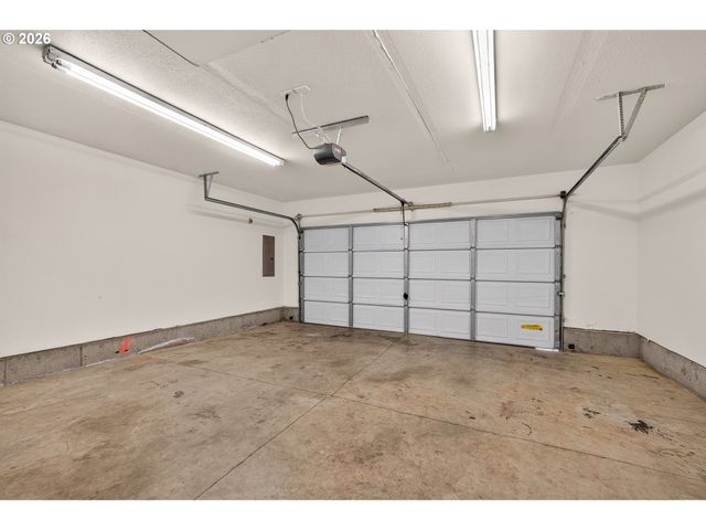 420 E WASHINGTON St, Carlton, OR 97111