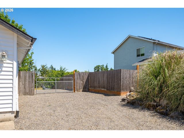420 E WASHINGTON St, Carlton, OR 97111