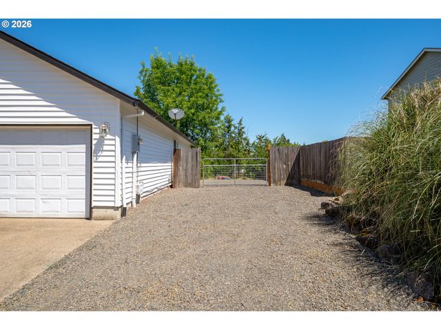 420 E WASHINGTON St, Carlton, OR 97111