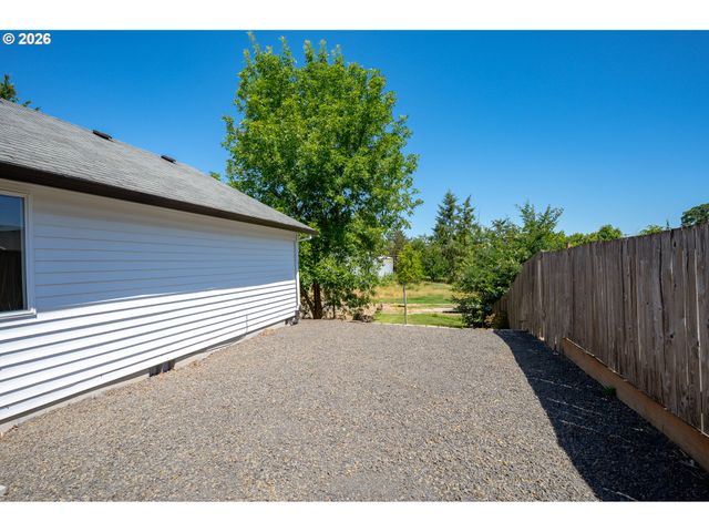 420 E WASHINGTON St, Carlton, OR 97111