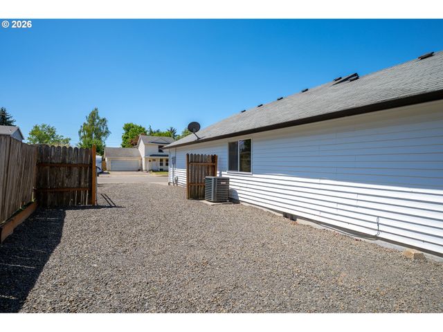 420 E WASHINGTON St, Carlton, OR 97111