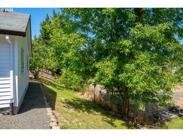 420 E WASHINGTON St, Carlton, OR 97111
