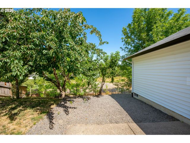 420 E WASHINGTON St, Carlton, OR 97111